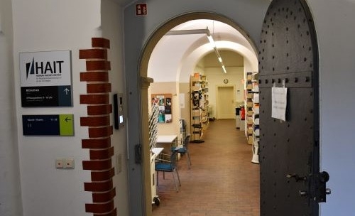 Das Bild zeigt die Eingangstür zur Bibliothek des HAIT.