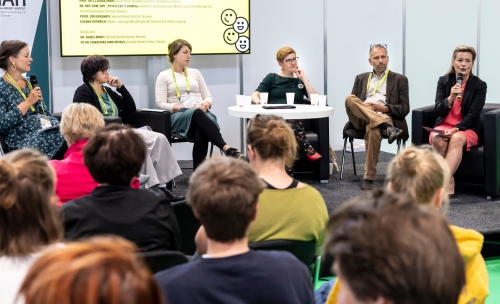 Podium mit Kind-Kovás, Udo Grashoff, Agnes Anna Arndt vor vollen Sitzreihen