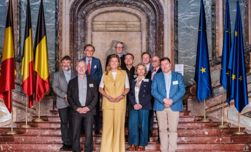 Grpndungsmitglieder HAN mit Annelis Verlinden zwischen belgischen und EU-Flaggen